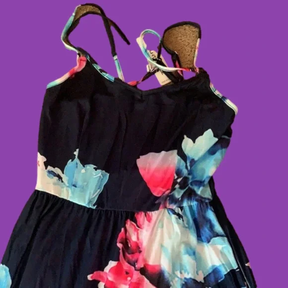 DRESSES - Picture 3 of 9